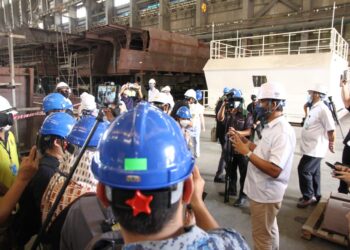 Kapal tempur pesisir pantai (LCS) masih dalam peringkat pembinaan di limbungan BNS di Lumut, Perak. - UTUSAN/MUHAMAD NAZREEN SYAH MUSTHAFA