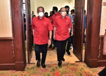 MUHYIDDIN Yassin (kiri) bersama Hajiji Noor semasa menghadiri mesyuarat Badan Pimpinan Bersatu Sabah di Kota Kinabalu, Sabah, hari ini.