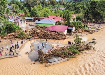 KEADAAN rumah dan jalan raya yang musnah teruk dalam kejadian banjir kilat dan kepala air
di Kampung Iboi, Mukim Kupang di Baling, Kedah pada Julai lalu. – UTUSAN/SHAHIR NOORDIN