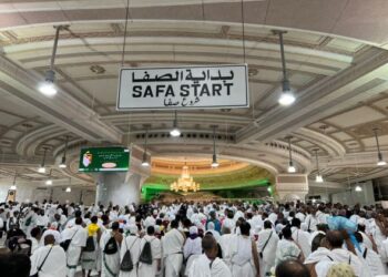 JEMAAH haji berkumpul di Safa untuk bergerak ke Marwah bagi menunaikan ibadah Saie. – IHSAN UMI KALTHUM