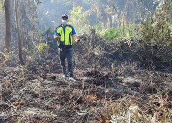 MOHAMAD Kamal Ismail menunjukkan lokasi pembuangan sampah haram yang mengakibatkan kebakaran di Kampung Johan Setia, Shah Alam, Selangor semalam. –  UTUSAN / ZULFADHLI ZAKI