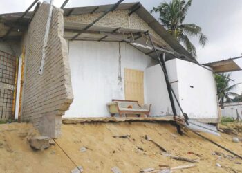 KEADAAN salah sebuah rumah yang runtuh akibat hakisan di Kampung Geliga Baru, Kemaman, Terengganu. 
– UTUSAN/NIK NUR IZZATUL HAZWANI NIK ADNAN
