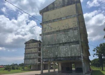 KEADAAN dua blok kuarters guru yang terbiar di Kampung Tanjung Kedai Buluh, Kuala Terengganu, Terengganu. – UTUSAN/TENGKU DANISH BAHRI TENGKU YUSOFF