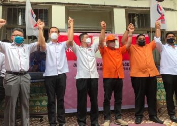 MOHAMAD Sabu (tiga kanan) bersama Lim Guan Eng (tiga kiri) ketika mengumumkan calon PH daripada DAP dan Amanah yang akan bertanding dalam PRN Johor di Kluang, Sabtu lalu.