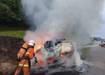 ANGGOTA bomba dari Balai Bomba dan Penyelamat Rembau memadam kebakaran melibatkan sebuah kereta di Kilometer 249, Lebuh Raya Utara Selatan (arah Utara), dekat Rembau, Negeri Sembilan. - Ihsan Bomba.