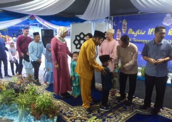 ROHAIMI Md. Isa  (dua dari kanan) menyerahkan duit raya kepada antara kanak-kanak asnaf dan anak angkat IPK Terengganu pada majlis berbuka puasa, semalam. - UTUSAN/TENGKU DANISH BAHRI TENGKU YUSOFF