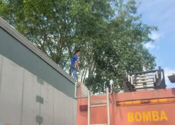 LELAKI di atas lori kontena mencetuskan suasana gempar di Persiaran Hamzah Alang, Taman Meru 4, di Klang, Selangor, hari ini.