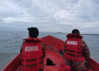 ANGGOTA JBPM Selangor dari Balai Bomba dan Penyelamat Banting menjalankan kerja-kerja pencarian di pesisir pantai hari ini.