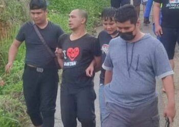 ANGGOTA polis menahan seorang lelaki yang mengamuk dan membakar rumah keluarganya di Kampung Seri Ketengga, Mukim Siong, Baling, Kedah, semalam.