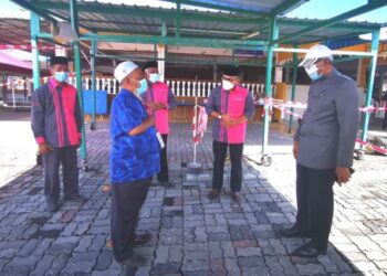 SEORANG lelaki (kanan) membuat permohonan maaf kepada seorang petugas Masjid Taman Rasa Sayang, Senawang, Adzmi Mahmud sambil disaksikan Zulkifli (dua dari kanan) di pekarangan tersebut hari ini. - FOTO/AFIFI HAFIZ MOHD. NOR