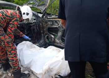 ANGGOTA bomba membawa keluar mayat lelaki rentung dalam kebakaran kereta di Jalan Bagan Seberang di Bagan Serai hari ini. - IHSAN JBPM