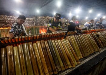 SEKUMPULAN anak muda mengusahakan jualan 'Lemang Bagus'  sejak 12 tahun lalu di Kampung Salak Tinggi, Sepang, Selangor. - UTUSAN/FAISOL MUSTAFA