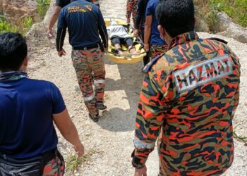 ANGGOTA bomba mengangkat mayat pelajar yang ditemukan lemas selepas terjatuh ke dalam tasik ketika melakukan aktviti mendaki berhampiran Tasik Tiga Beradik di Johor Bahru, hari ini.