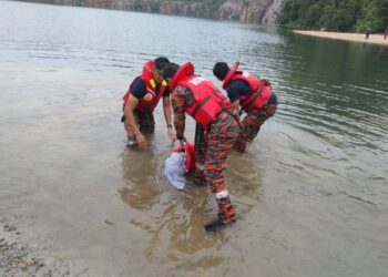 MANGSA lemas ditemukan pada kedalaman 10 kaki dibawa naik oleh pasukan bomba dalam kejadian lemas di Tasik 3 Beradik, Seri Alam. Pasir Gudang, hari ini.
