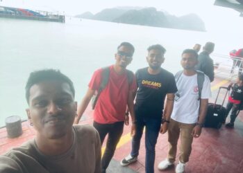 Sivaprakash Naidu Mavhiraj (kanan) dan Jeyakumar Ravatharan (dua dari kanan) bersama dua rakan mereka, Ravishangkar Rajan (dua dari kiri), dan Juwaras Rajan (depan) yang lemas di Pantai Chenang semalam. Gambar dirakam sejurus mereka tiba di Terminal Feri Penumpang Langkawi, kelmarin.