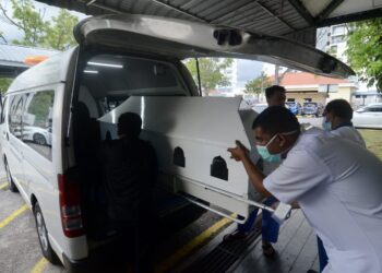JENAZAH Muhammad Mikhaeil Muqmin Abdullah dibawa  ke Hospital Seberang Jaya untuk proses bedah siasat pagi ini. - UTUSAN/IQBAL HAMDAN