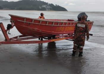 PASUKAN Bomba dan Penyelamat dari Balai Bomba Gebeng turut dibantu Pasukan Penyelamat di Air dalam operasi mencari dan menyelamat mangsa dikhuatiri lemas di Pantai Cherating di Kampung Cherating Lama di Kuantan, Pahang. UTUSAN/ DIANA SURYA ABD WAHAB