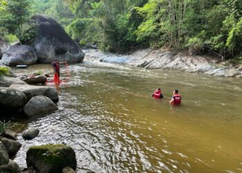 PASUKAN penyelamat melakukan operasi mencari mangsa yang dikhuatiri lemas ketika mandi sungai di Kampung Orang Asli Gabong di Bentong, Pahang. - FOTO IHSAN JBPM PAHANG