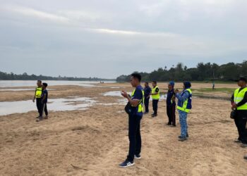 ANGGOTA Pertahanan Awam Malaysia (APM) dan polis sedang berusaha mencari Faizal Akmal Fikri Mohd. Fauzi yang dipercayai lemas di sungai berdekatan Kampung Batu Bor di Bera, Pahang. - FOTO /IHSAN APM BERA