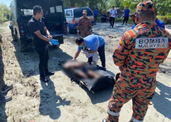 SEORANG lelaki lemas apabila bot dinaiki mereka karam di Pantai Bagan Lalang, Sepang, Selangor. - GAMBAR IHSAN JBPM