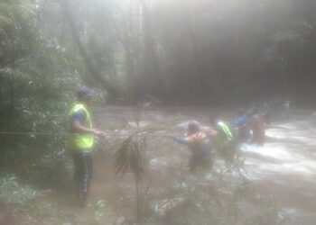 GERAKAN mencari dan menyelamat dilakukan oleh anggota bomba, MOCSAR dan polis di lokasi seorang pendaki yang hanyut di Sungai Tanum di Taman Negara Sungai Relau berdekatan Kuala Juram, Merapoh di Lipis, Pahang. - FOTO /IHSAN IPD LIPIS