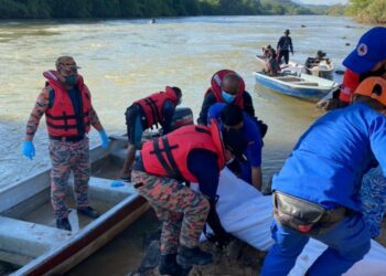 ANGGOTA bomba membawa naik mayat mangsa lemas di Sungai Perak dekat Kampung Sawa, Gerik, Perak, hari ini. - IHSAN JBPM PERAK