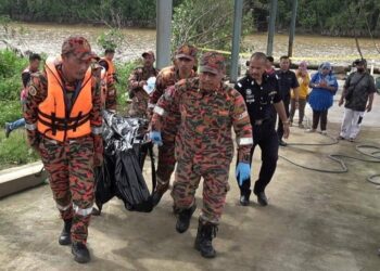MAYAT wanita yang dikhuatiri lemas selepas terjatuh ke dalam Sungai Belat berdekatan Jeti Tanjung Punai, Batu 3 di Kuantan, Pahang ditemukan kira-kira 50 meter dari lokasi kejadian. - UTUSAN/DIANA SURYA ABD WAHAB