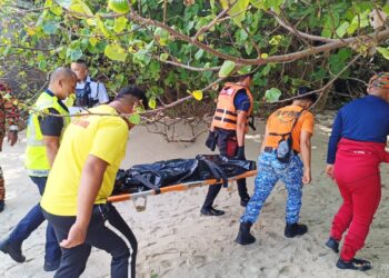 MAYAT remaja yang dilaporkan lemas ketika mandi bersama dua rakannya di Teluk Tongkang di Teluk Chempedak ditemukan oleh orang awam di Pantai Tembeling Resort kira-kira dua kilometer dari lokasi kejadian di Kuantan, Pahang. - FOTO IHSAN JBPM PAHANG