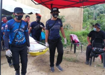 POLIS mengusung mayat Mohamad Shafiq Ab. Llah yang lemas di Sungai Cherul berhampiran Kampung Lubuk Batu di Kemaman, Terengganu, hari ini. - FOTO/NIK NUR IZZATUL HAZWANI NIK ADNAN