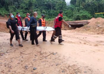 PASUKAN penyelamat mengangkat mayat Mohamad Nazmi Mohamad Saidi untuk dibawa ke Unit Forensik Hospital Kemaman, Kemaman., Terengganu.