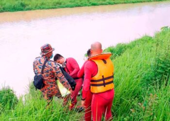 ANGGOTA bomba yang melakukan operasi menyelamat menemukan mangsa di Sungai Korok, Jitra, hari ini.