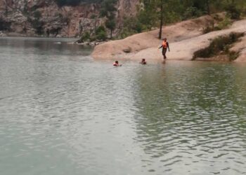 TASIK yang menjadi lokasi seorang pelajar lelaki dikhuatiri lemas ketika melakukan aktiviti mendaki di Tasik Tiga Beradik, Plentong, Johor. 