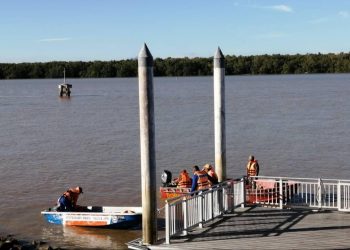 PASUKAN penyelamat melakukan operasi SAR dua beranak yang dikhuatiri lemas di Sungai Muar, Johor, petang tadi.