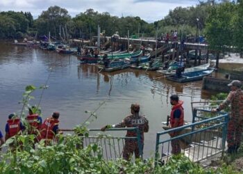 PASUKAN bomba menjalankan operasi pencarian mangsa di sekitar Jeti Sungai Nipah, Sungai Besar, Selangor susulan menerima laporan kehilangan seorang nelayan terjatuh semalam.