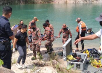 ANGGOTA bomba mengusung jenazah Mohd. Faiz Daniel Maula Mohd. Norahun yang ditemukan lemas di Tasik Hijau, Bukit Lunchu, Pasir Gudang, Johor, hari ini.