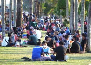 ORANG ramai tidak melepaskan peluang berbuka puasa di Dataran Lembah Sireh yang terletak di tebing Sungai Kelantan, Kota Bharu. - UTUSAN/ZULHANIFA SIDEK