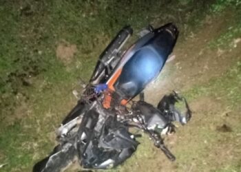 KEADAAN motosikal mangsa selepas terlibat kemalangan melanggar lembu di Kilometer 2 Jalan Tenggaroh - Tanjung Leman, di Mersing, Johor.