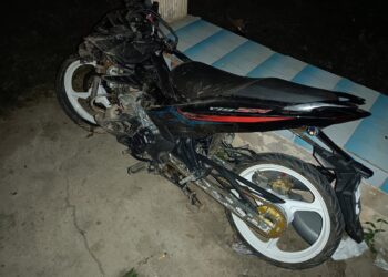 KEADAAN motosikal mangsa selepas terlibat dalam kemalangan di Kilometer 35, Jalan Gua Musang-Kuala Krai, Gua Musang, Kelantan, semalam. - IHSAN POLIS