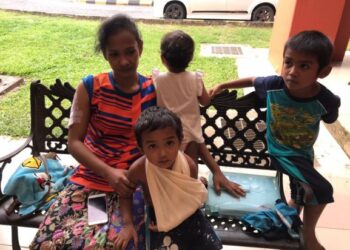 ROHANI Awang bersama anaknya yang cedera menerima rawatan di Hospital Gua Musang, Kelantan hari ini. - FOTO/AIMUNI TUAN LAH