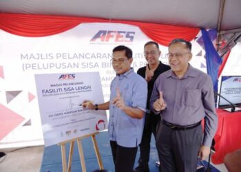 HAMDAN Husain (kiri) menandatangani plak perasmian sekali gus menandakan Fasiliti Pengurusan Sisa 
Lengai mula beroperasi di Kuantan, Pahang. – UTUSAN/DIANA SURYA ABD WAHAB