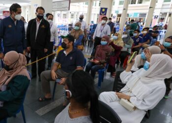KHAIRY Jamaluddin (berdiri kiri) bertanya khabar kepada orang ramai yang berada di HSB ketika melawat hospital itu hari ini. - UTUSAN/MOHD. RAFIE AZIMI
