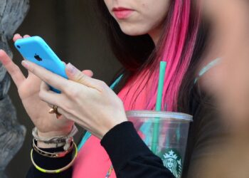 NEGARA-NEGARA maju seperti Amerika Syarikat, England dan negara-negara Eropah membenarkan saman dihantar menerusi media elektronik seperti Facebook, e-mel, khidmat pesanan ringkas (SMS) dan sebagainya. – GAMBAR HIASAN/AFP