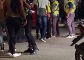 VIDEO tular memaparkan polis menahan sekumpulan lelaki di Jalan Telawi, Bangsar.