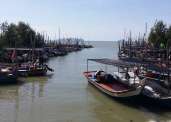 SEBAHAGIAN daripada bot nelayan pantai yang berpengkalan di jeti Singkir Laut, Yan, Kedah. - UTUSAN/OTHMAN YAHAYA