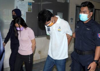 SEPASANG suami isteri dibawa ke Mahkamah Majistret Ampang bagi menghadapi pertuduhan membunuh seorang pembantu tukang masak dalam kejadian letupan di Pandan Indah, Ampang.