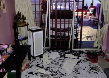 KEADAAN rumah mangsa dipenuhi kaca pintu yang pecah akibat letupan gas memasak di Taman Mega Ria, Gambang, Kuantan, Pahang. - FOTO/JBPM