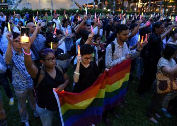 KOMUNITI LGBT menyalakan lilin semasa berkumpul di taman Hong Lim, Singapura, 2016. -AFP