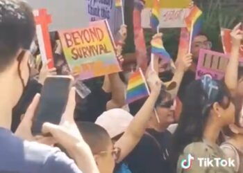 TANGKAP layar video tular perarakan peserta perhimpunan yang memegang bendera simbol LGBT.