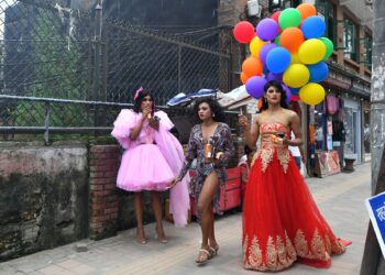 BEBERAPA mak nyah kelihatan di Kathmandu, Nepal.-AFP