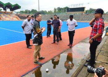 TI LIAN KER (kiri, depan) melawat Stadium Hoki di Wisma Belia, Indera Mahkota di Kuantan, Pahang yang memperoleh peruntukan RM500,000 sebagai permulaan bagi kerja-kerja penyelenggaraan di situ.